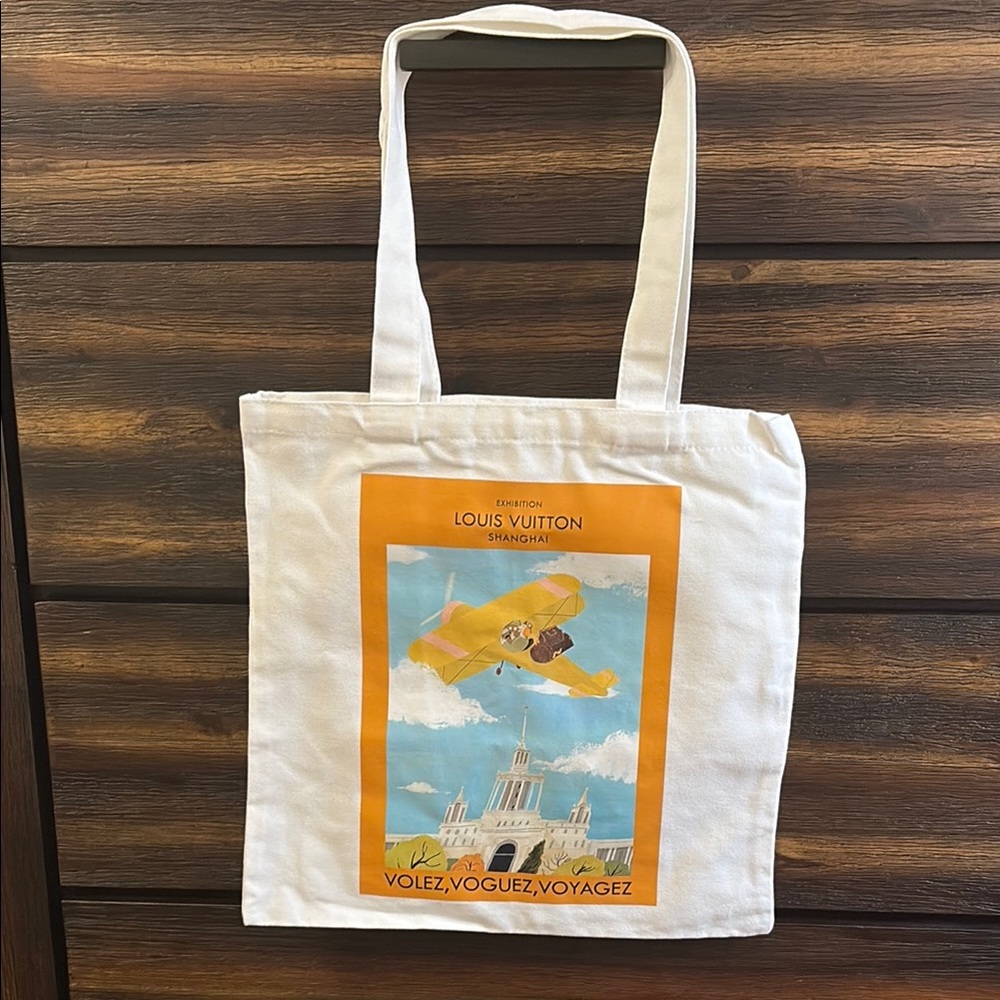 Louis Vuitton White Tote Bag with Graphic Print
